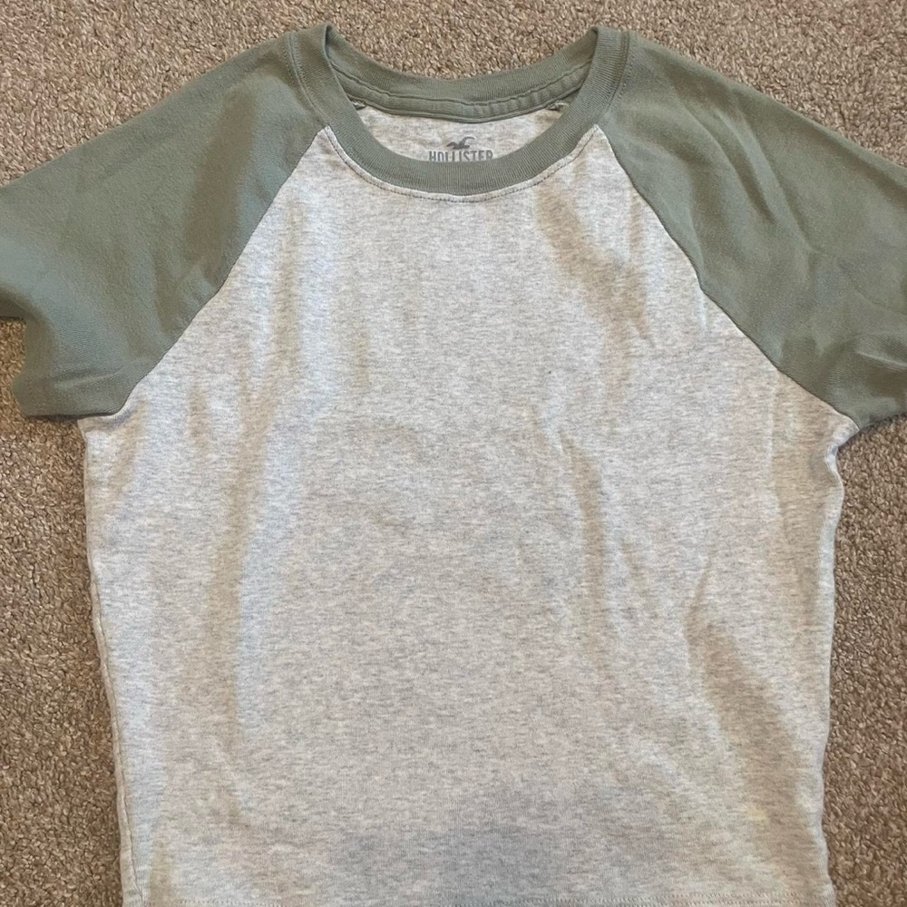 Hollister women Raglan Tee - Gray and Olive